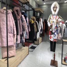 重慶服裝批發(fā)市場潮流女裝網(wǎng)紅同款2019新款秋冬女裝毛衣連衣裙百搭羽絨服呢子大衣女裝品牌折扣圖片大全